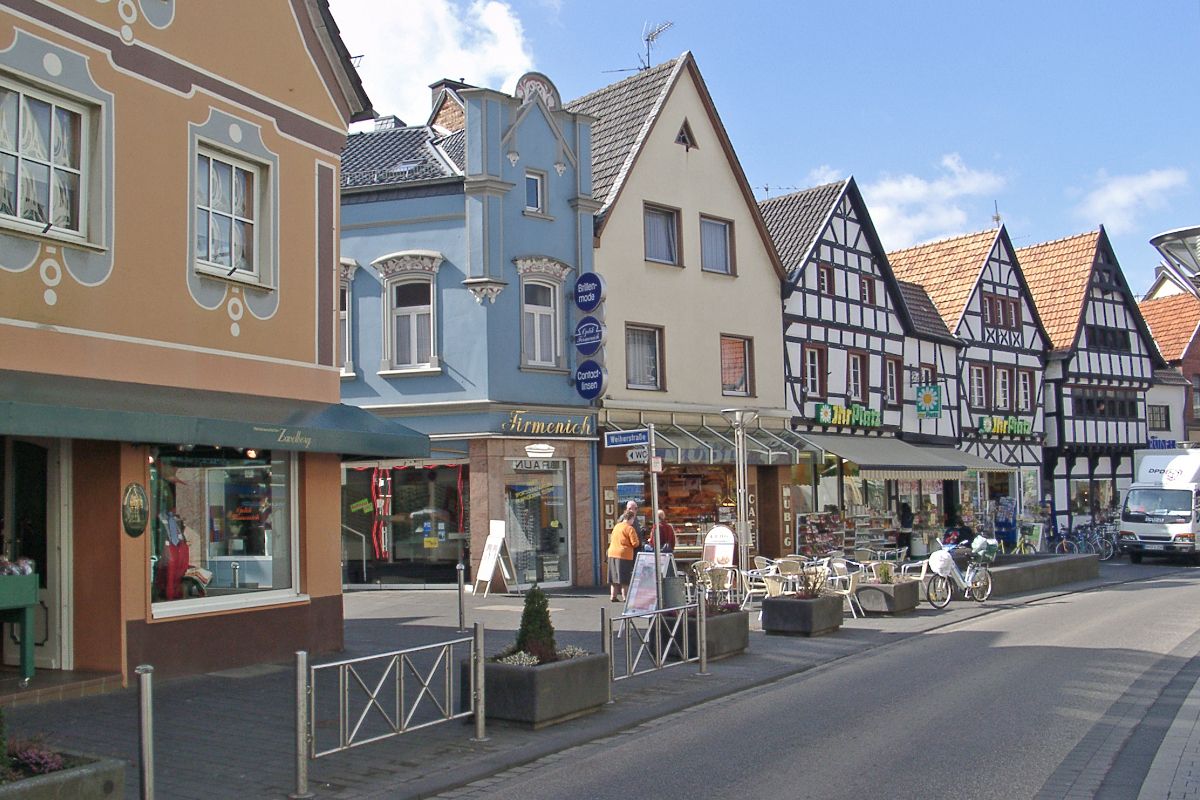 Die Hauptstraße in Rheinbach - Wir bieten professionelle Steinreinigung für Rheinbach, Meckenheim und Umgebung an!